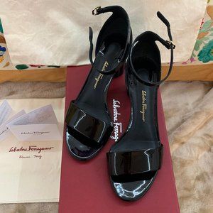 Darling and Classic! Patent Leather Eraclea Sandal